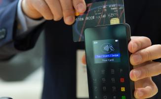 Kreditkartenzahlung am Kartenlesegerät