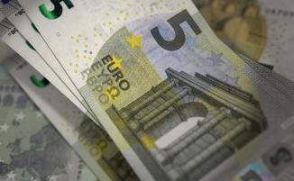 Ein Stapel von 5-Euro-Scheinen